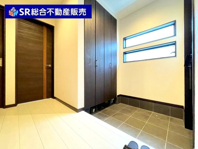 布市町3丁目中古戸建の玄関|シューズボックス付きで整理整頓できます！（AIで残置物削除済）