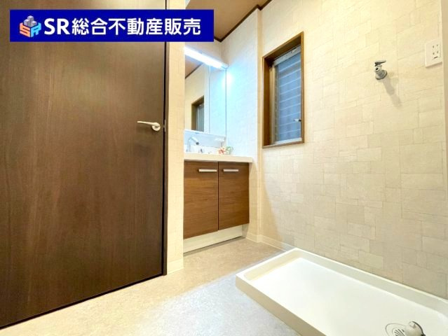末広町中古戸建の脱衣所|新調されたばかりの独立洗面台♪鏡裏に小物を置くことができて便利です。