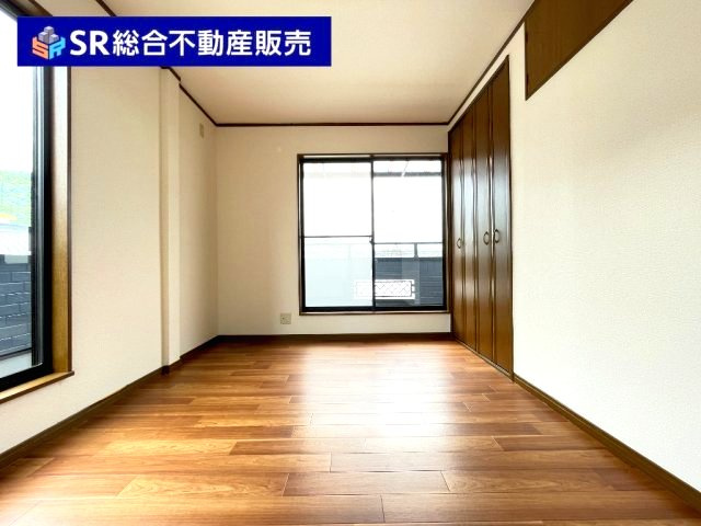 豊浦町中古戸建の子供部屋|大きな窓が2面にあり、とても明るいお部屋です！