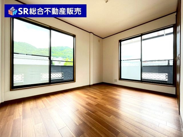 豊浦町中古戸建の子供部屋|バルコニーに面した明るい洋室です！