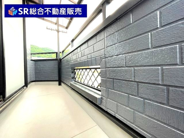 豊浦町中古戸建のバルコニー|弊社は、工務店と関係強化を徹底し、世界情勢やナフサショックの影響を受けずに材料確保を行い、納期も遅れることがございませんので、心配ご無用です！お気軽にご相談下さい。