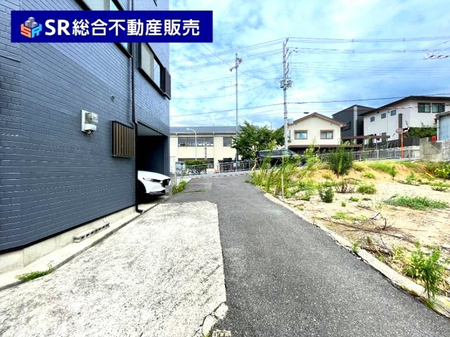 豊浦町中古戸建の前面道路含む現地写真|当日予約も大歓迎です！土日祝、雨の日やお子様連れのお客様の送迎も可能ですのでお気になさらずお問合せ下さい。お仕事終わりのお時間にも柔軟に対応致しますのでお気軽にお申し付け下さいませ。
