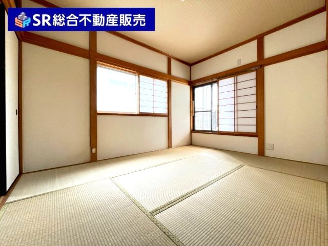 北石切町中古戸建の寝室|2面採光で明るい光が入ってきます！