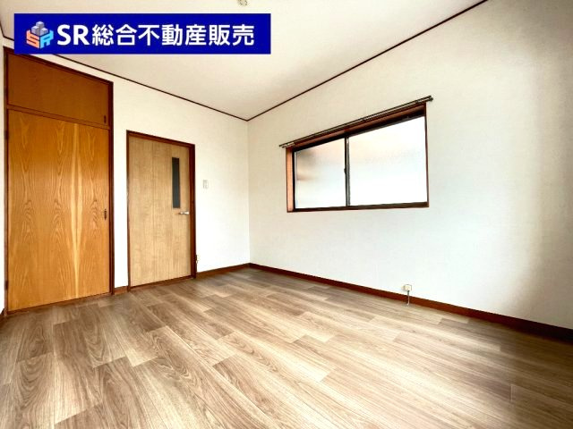 北石切町中古戸建の洋室|弊社は中古戸建のご紹介、その後のリフォームのご提案、
賃貸物件のご紹介、すべてご対応可能です。
お客様にあったプランをご提案致します。
まずはお問合せ下さいませ。