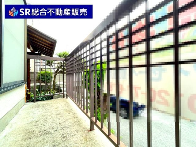 北石切町中古戸建のバルコニー|弊社は、工務店と関係強化を徹底し、世界情勢やナフサショックの影響を受けずに材料確保を行い、納期も遅れることがございませんので、心配ご無用です！お気軽にご相談下さい。