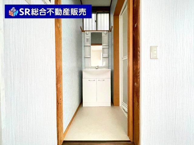 北石切町中古戸建の脱衣所|コンパクトな脱衣所です！
