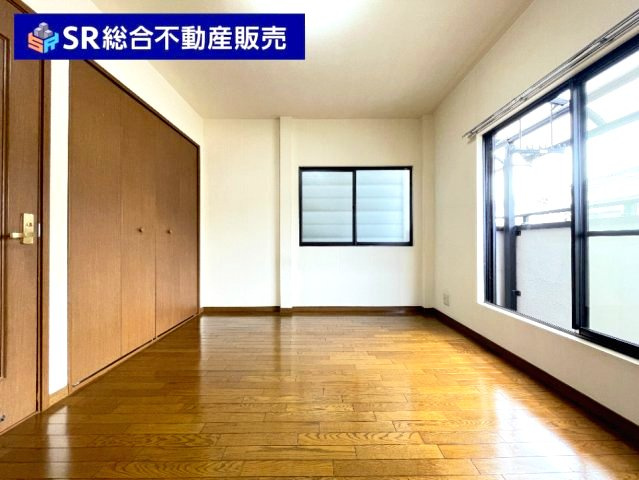 本町中古戸建の寝室|3階6.5帖洋室：バルコニーへ出入りできるお部屋です。寝室としていかがでしょうか☆


