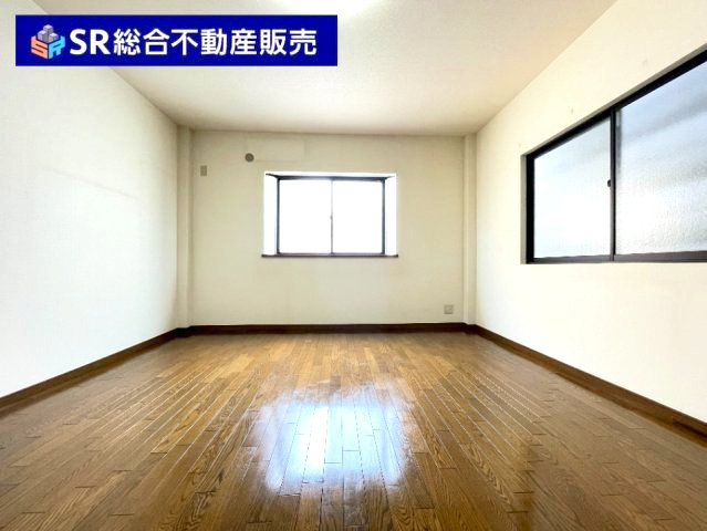 本町中古戸建の子供部屋|3階8.7帖洋室：屋根裏収納があるお部屋です。子供部屋としていかがでしょうか☆

