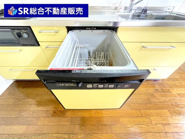 本町中古戸建のキッチン|食洗機付なので、洗い物の手間が省けます♪
