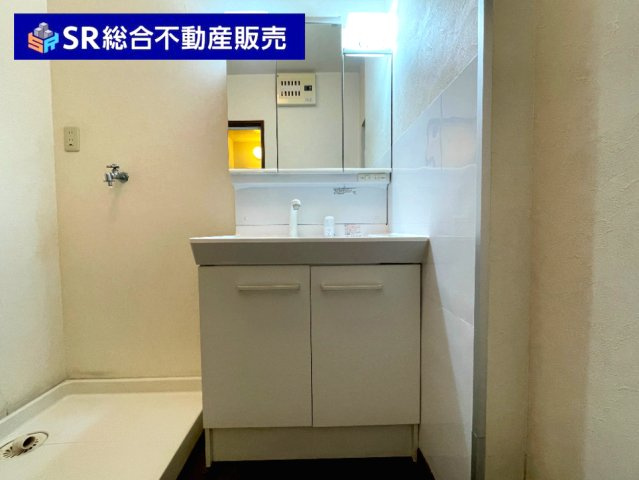 本町中古戸建の独立洗面台|シャワー付☆三面鏡裏と下部に小物収納があり、洗面用具や日用品などの保管に便利です！
