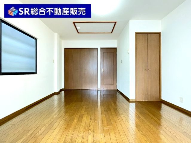 本町中古戸建の洋室|リフォームや住宅ローン・東大阪市の不動産の事なら弊社にお任せ下さいませ！
各地域の特徴・グルメ・裏道やその他、細かい情報等も熟知した
東大阪市出身のスタッフが新生活を送るお客様をサポート致します！