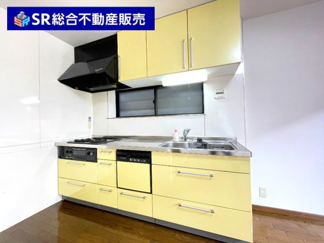 本町中古戸建のキッチン|3口ガスシステムキッチンにはグリル付きでお料理快適です！