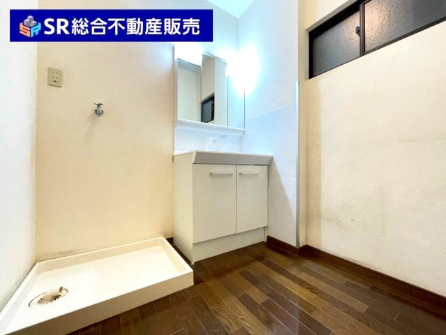 本町中古戸建の脱衣所|温水シャワー付洗面化粧台があり朝の支度も楽々です☆