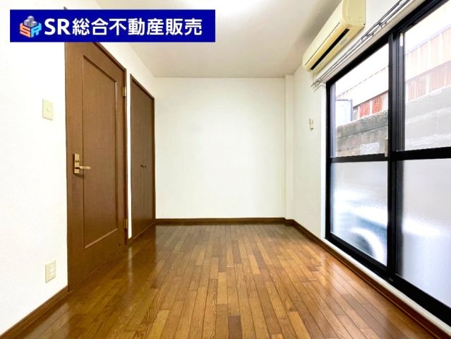本町中古戸建の洋室|1階5.0帖洋室：書斎や趣味部屋としても最適なお部屋です。


