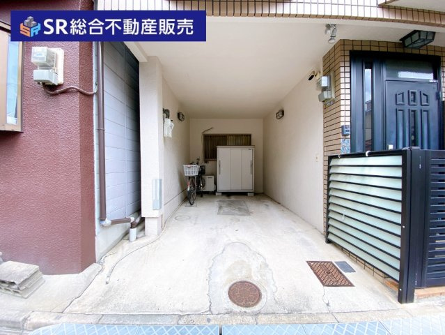 花園東町2丁目中古戸建の駐車場|お車をお持ちの方には必要な駐車場はビルトインガレージ（車種による）で、自転車・バイクも置けます！