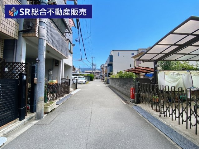 花園東町2丁目中古戸建の前面道路含む現地写真|弊社は、工務店と関係強化を徹底し、世界情勢やナフサショックの影響を受けずに材料確保を行い、納期も遅れることがございませんので、心配ご無用です！お気軽にご相談下さい。