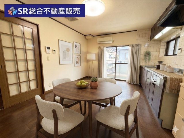 花園東町2丁目中古戸建の居間・リビング|2Fリビングは10帖♪ご家族と毎日顔を合わせられる造りです！（インテリアはAIイメージ。残置物削除済。）