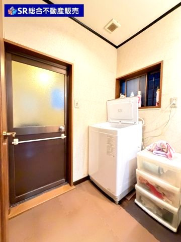 花園東町2丁目中古戸建の独立洗面台|独立洗面台、小物を置くことができて便利です（室内写真は加工により家具等を消しています。）