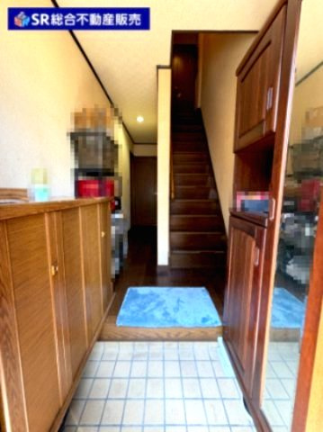 花園東町2丁目中古戸建の玄関|玄関にはシューズボックスもございます！