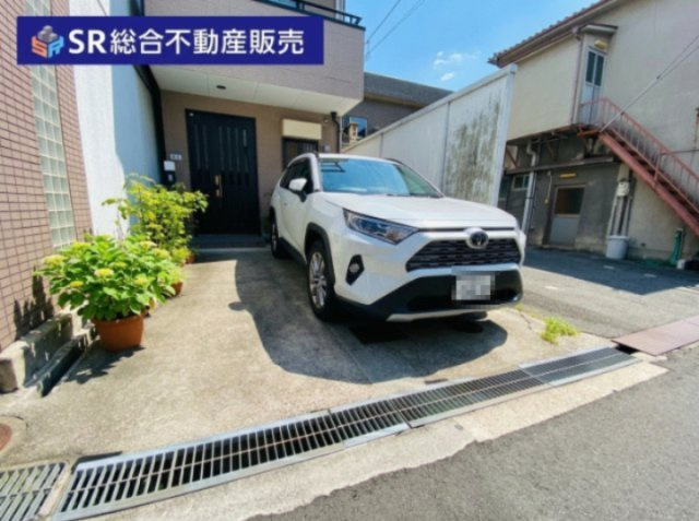 花園東町2丁目中古戸建の駐車場|お車をお持ちの方には必要な駐車場はスペース1台分有♪自転車・バイクも置けます！