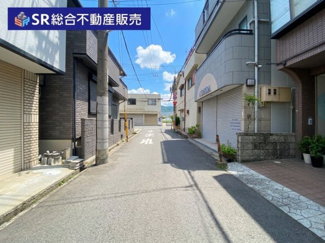 花園東町2丁目中古戸建の前面道路含む現地写真|弊社は中古戸建のご紹介、その後のリフォームのご提案、
賃貸物件のご紹介、すべてご対応可能です。
お客様にあったプランをご提案致します。
まずはお問合せ下さいませ。