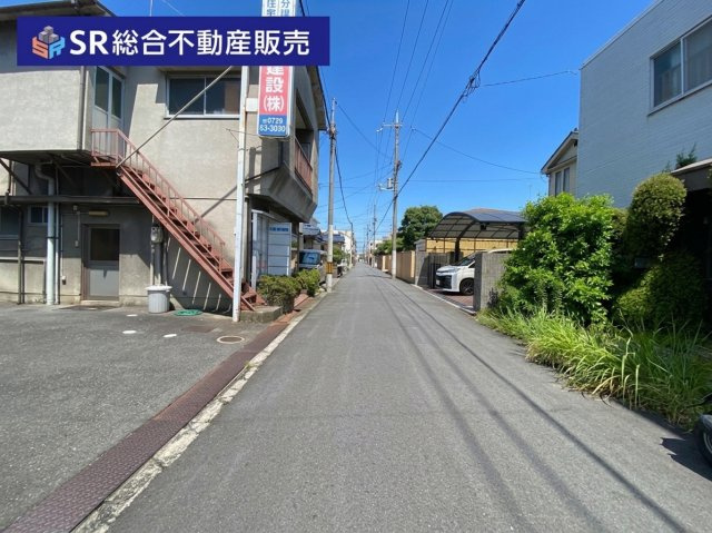 花園東町2丁目中古戸建の前面道路含む現地写真|弊社は、工務店と関係強化を徹底し、世界情勢やナフサショックの影響を受けずに材料確保を行い、納期も遅れることがございませんので、心配ご無用です！お気軽にご相談下さい。