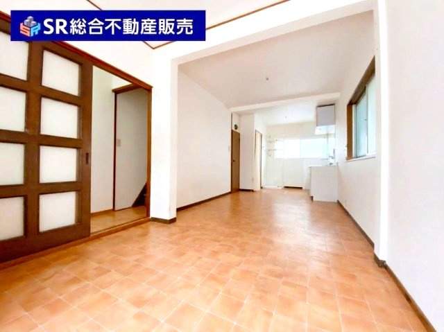 花園東町3丁目中古戸建の居間・リビング|ご家族でゆったりくつろげる空間です！