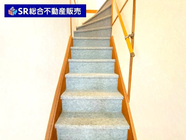 花園東町3丁目中古戸建の内装|階段には手摺があるので安心です。