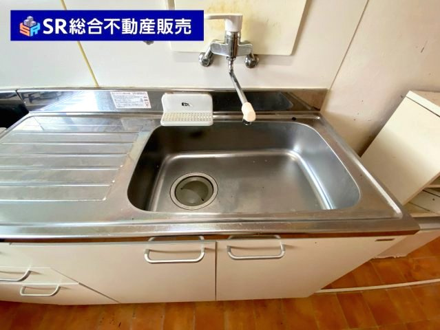 花園東町3丁目中古戸建のキッチン|弊社は、工務店と関係強化を徹底し、世界情勢やナフサショックの影響を受けずに材料確保を行い、納期も遅れることがございませんので、心配ご無用です！お気軽にご相談下さい。