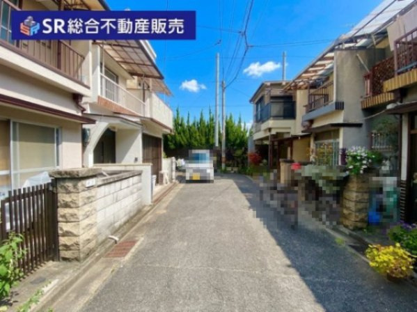 花園東町3丁目中古戸建の前面道路含む現地写真|当日予約も大歓迎です！土日祝、雨の日やお子様連れのお客様の送迎も可能ですのでお気になさらずお問合せ下さい。お仕事終わりのお時間にも柔軟に対応致しますのでお気軽にお申し付け下さいませ。