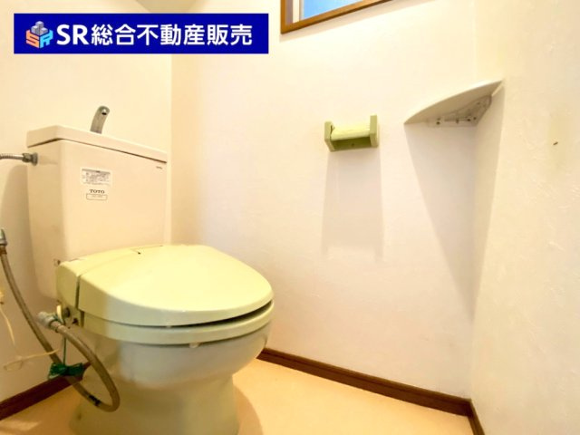 花園東町3丁目中古戸建のトイレ|温水洗浄機能付き便座です！