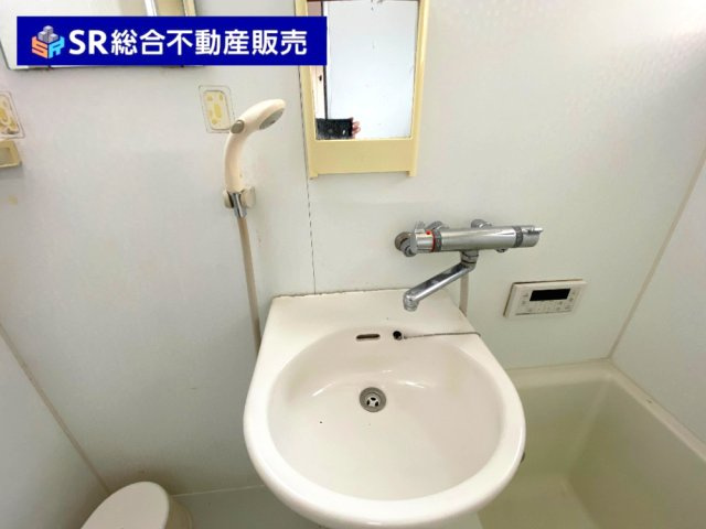 花園東町3丁目中古戸建の洗面所|浴室内に洗面スペースがあります