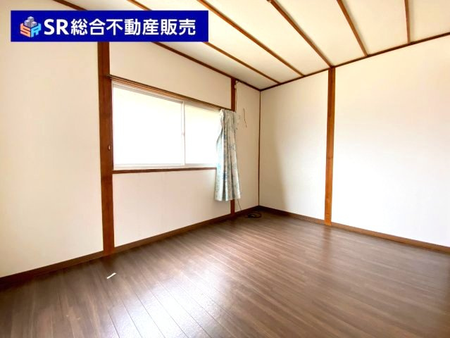 花園東町3丁目中古戸建の洋室|陽が降り注ぐ洋室