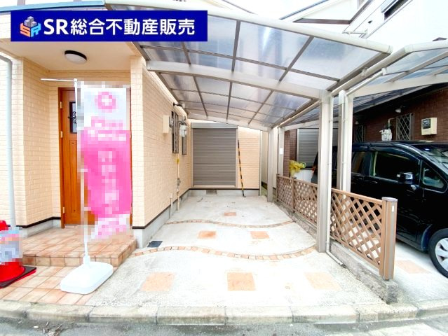 花園東町3丁目中古戸建の駐車場|カーポート付きで、リビングと行き来できるので買い物後に便利です！