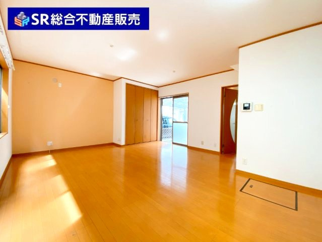 花園東町3丁目中古戸建の居間・リビング|ゆったりとしたリビングです