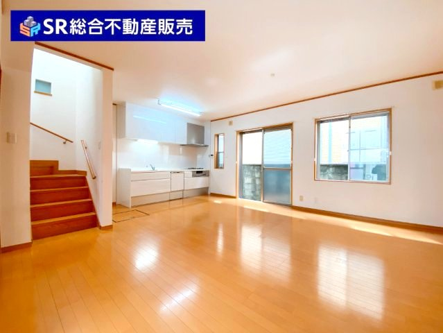 花園東町3丁目中古戸建の居間・リビング|弊社は中古戸建のご紹介、その後のリフォームのご提案、
賃貸物件のご紹介、すべてご対応可能です。
お客様にあったプランをご提案致します。
まずはお問合せ下さいませ。