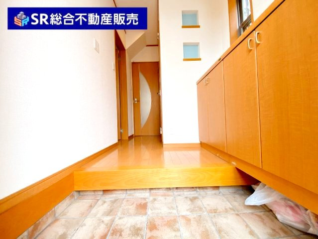 花園東町3丁目中古戸建の玄関|当日予約も大歓迎です！土日祝、雨の日やお子様連れのお客様の送迎も可能ですのでお気になさらずお問合せ下さい。お仕事終わりのお時間にも柔軟に対応致しますのでお気軽にお申し付け下さいませ。