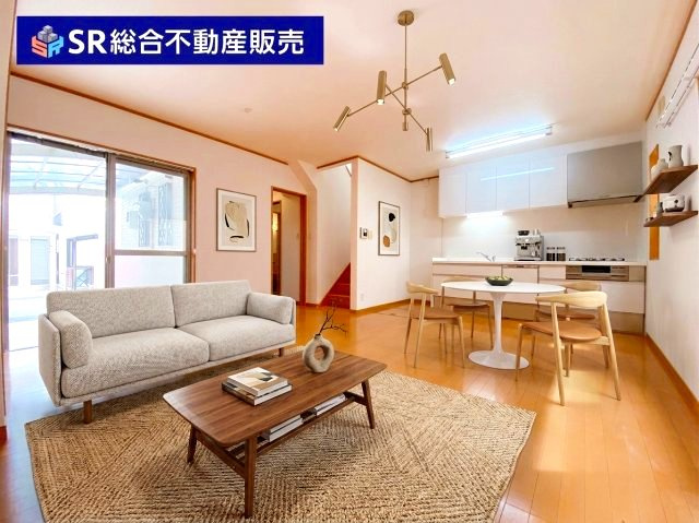 花園東町3丁目中古戸建の居間・リビング|リビングは広々15帖♪ご家族でゆったりでき、明るくて過ごしやすいです！
