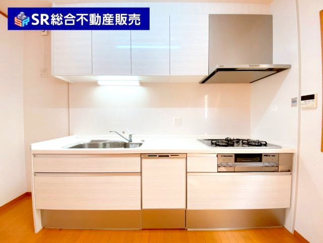 花園東町3丁目中古戸建のキッチン|設備の整ったシステムキッチンで快適にお料理できます！