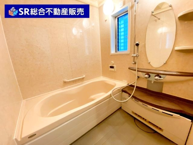 花園東町3丁目中古戸建の浴室|足を伸ばしてゆったりと浸かれる浴槽です！