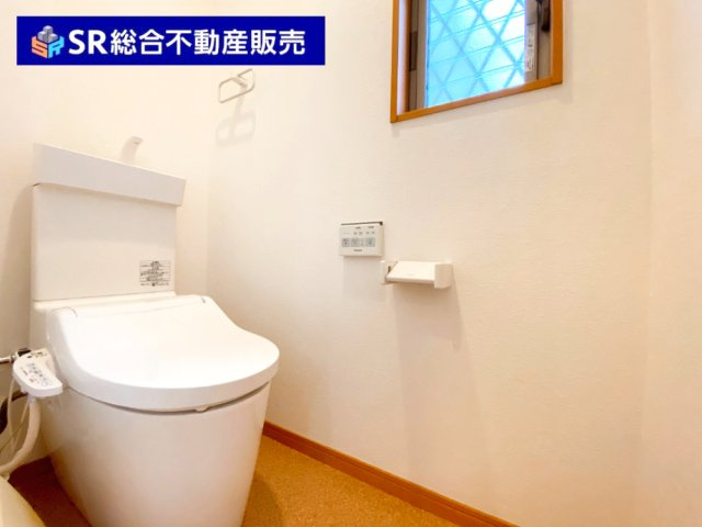 花園東町3丁目中古戸建のトイレ|温水洗浄便座もございます♪