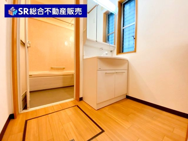 花園東町3丁目中古戸建の脱衣所|独立洗面台、鏡裏に小物を置くことができて便利です