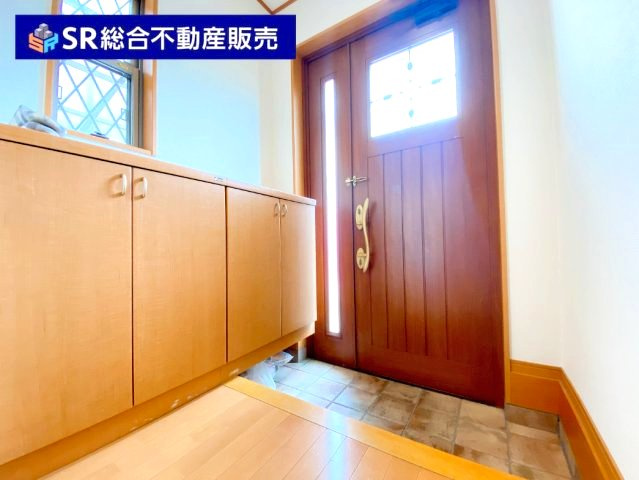花園東町3丁目中古戸建の玄関|玄関にはシューズボックスもあります！