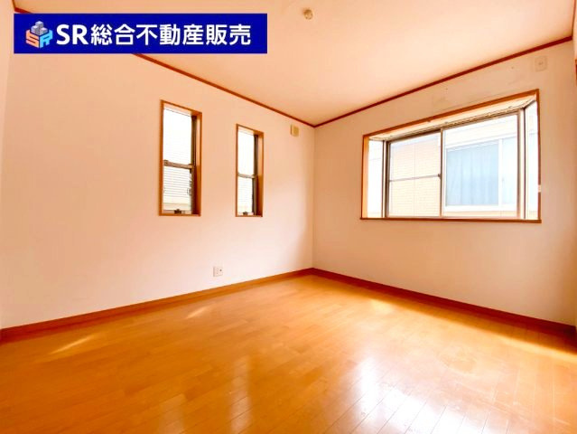 花園東町3丁目中古戸建の洋室|2面採光の明るいお部屋で過ごしやすいです！
