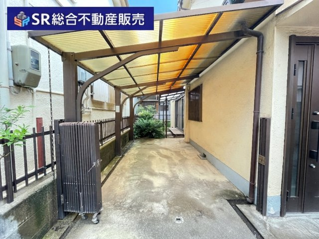 若江東町1丁目中古戸建の駐車場|軽自動車なら駐車可能なカーポート付きの駐車場があり、リビングと直接行き来でき、買い物の後に便利です！