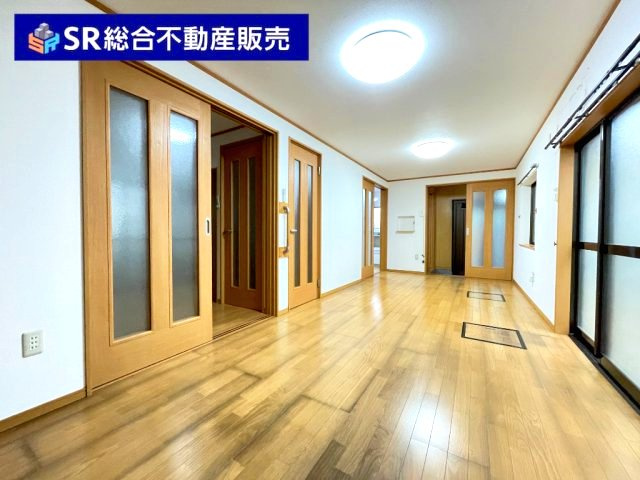 若江東町1丁目中古戸建の居間・リビング|お庭と駐車場に面しており、使いやすいリビングです！