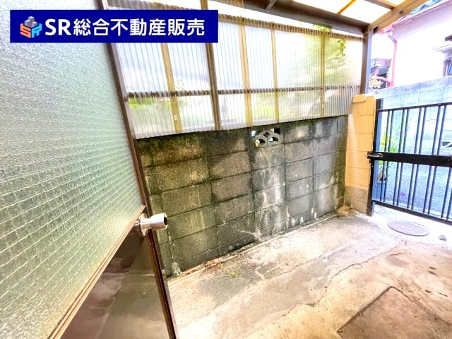 若江東町1丁目中古戸建のその他共用部分|玄関からリビングをグルっと1周できます！