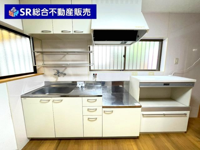 若江東町1丁目中古戸建のキッチン|2面採光の明るいキッチンで快適にお料理できます！