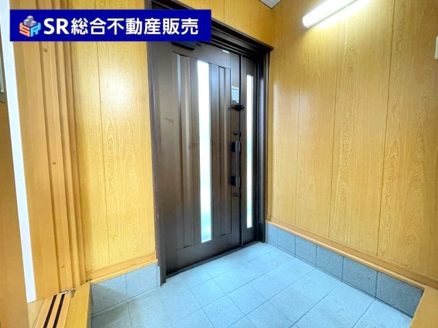 若江東町1丁目中古戸建の玄関|玄関はリビングかキッチンにすぐ行ける2WAY仕様で使いやすいです！