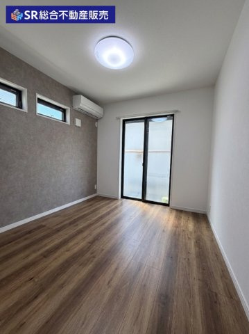 吉原1丁目中古戸建の洋室|1F5.2帖洋室。全室2面採光のお部屋で気持ちよく過ごせます♪（AIにより家具・小物類を消去しています。）